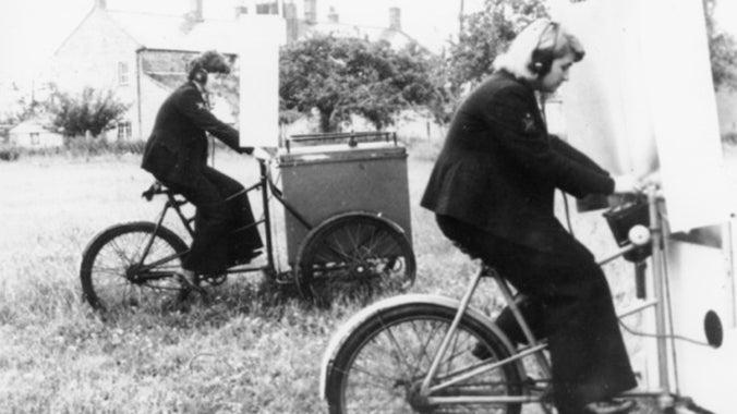 Llun du a gwyn o wreniaid ar dreiciau a ddefnyddir ar gyfer hyfforddi.